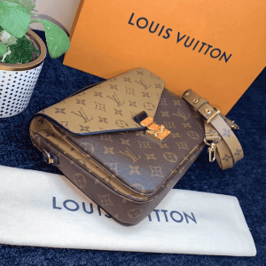 Magnet Shoulder Bags