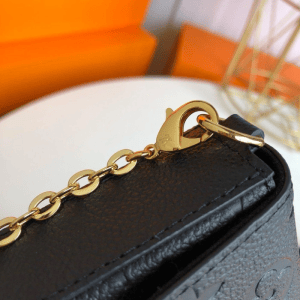 Uren Shoulder Bags